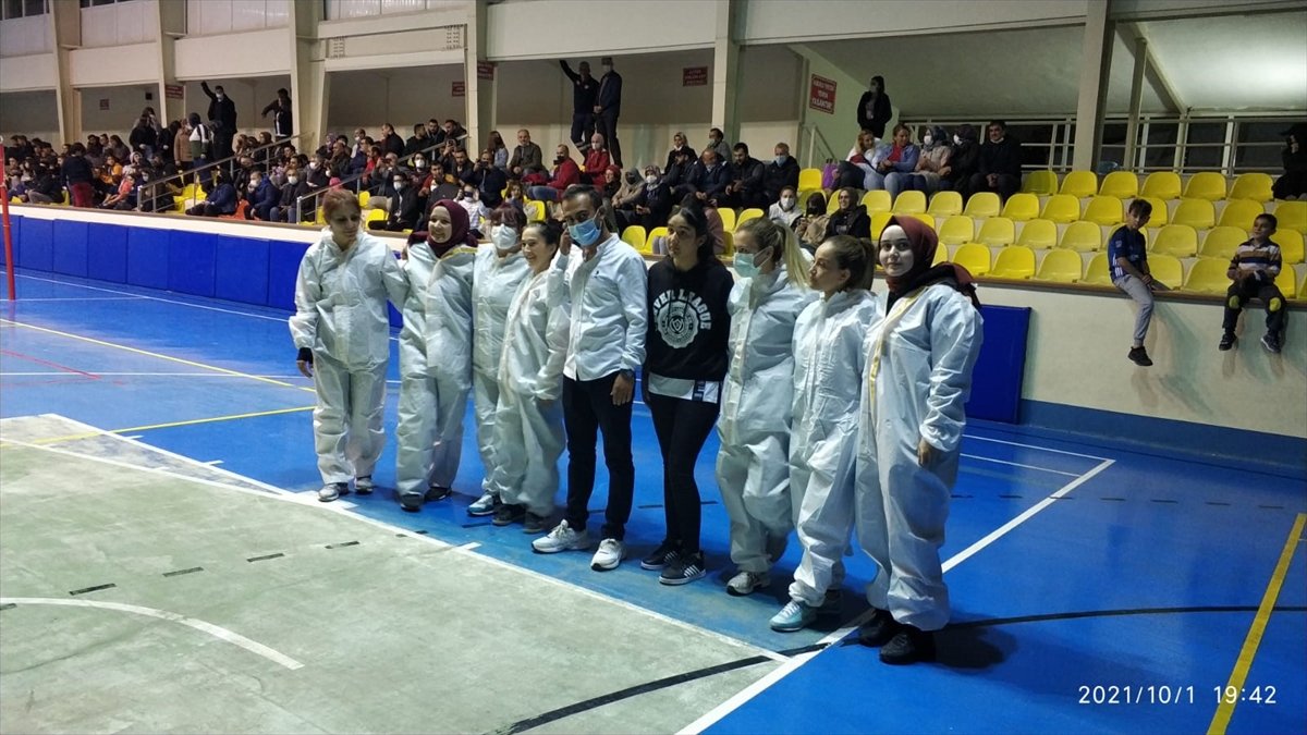 Kastamonu da sağlıkçılar voleybol maçına filyasyon kıyafeti ve maske ile çıktılar  #1