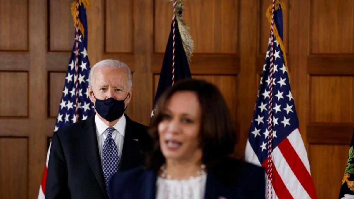 ABD de anketlerde Biden, yardımcısı Harris e karşı geride #4