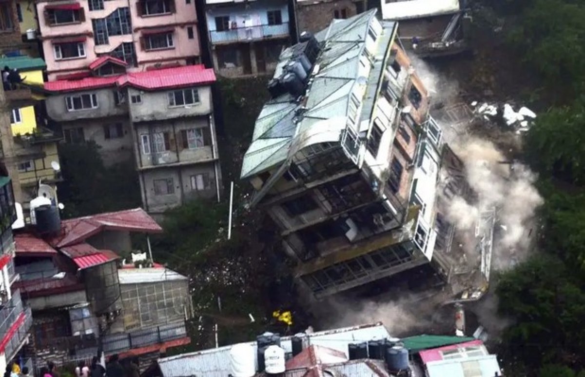 Hindistan’da 8 katlı bina, heyelan sonrası yıkıldı #1