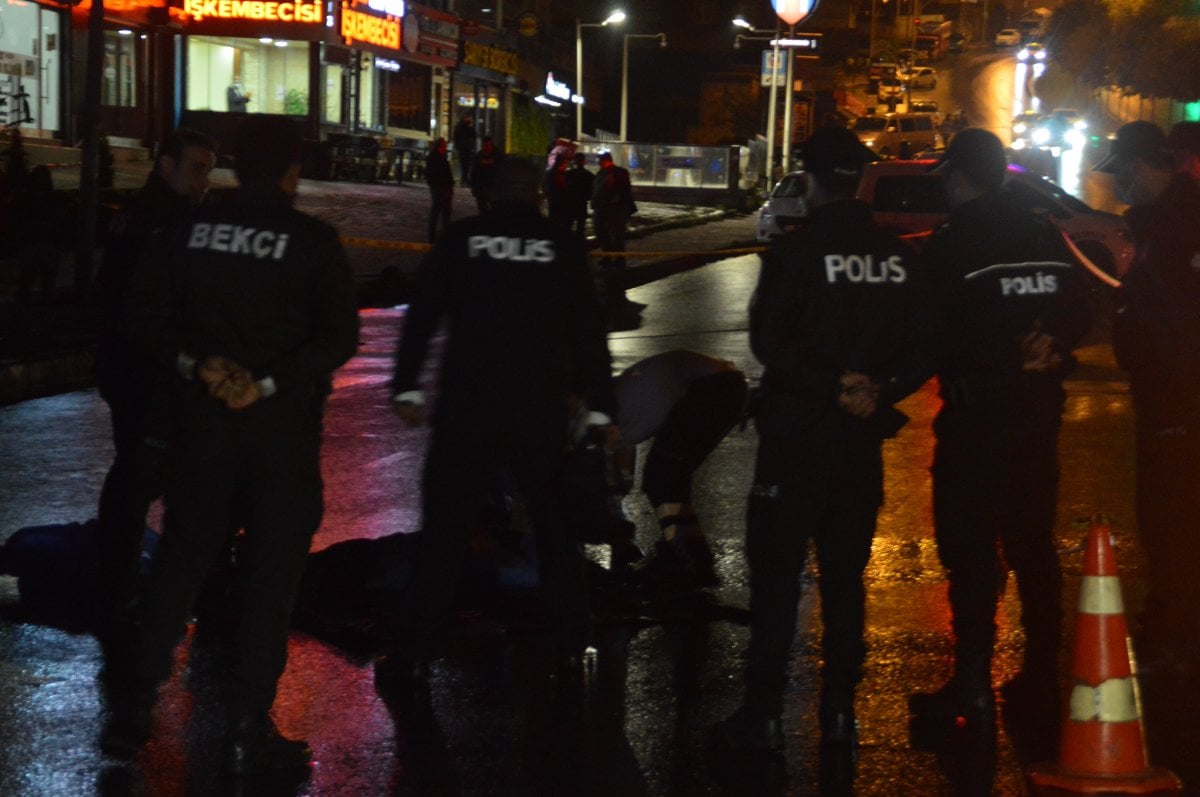 İstanbul da karşıdan karşıya geçenlere otomobil vurdu: 3 ölü #4