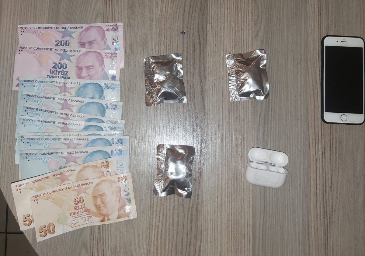 İstanbul da aracın mıknatıslı plakalığından kokain çıktı #1