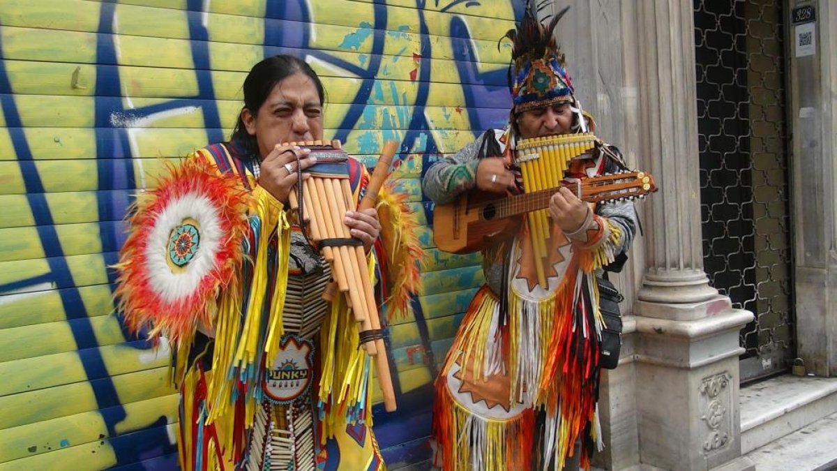 İstiklal Caddesi nde kızılderililerden mini konser #2