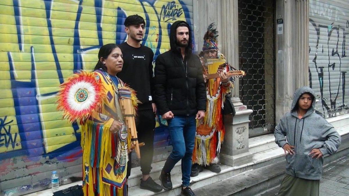 İstiklal Caddesi nde kızılderililerden mini konser #8
