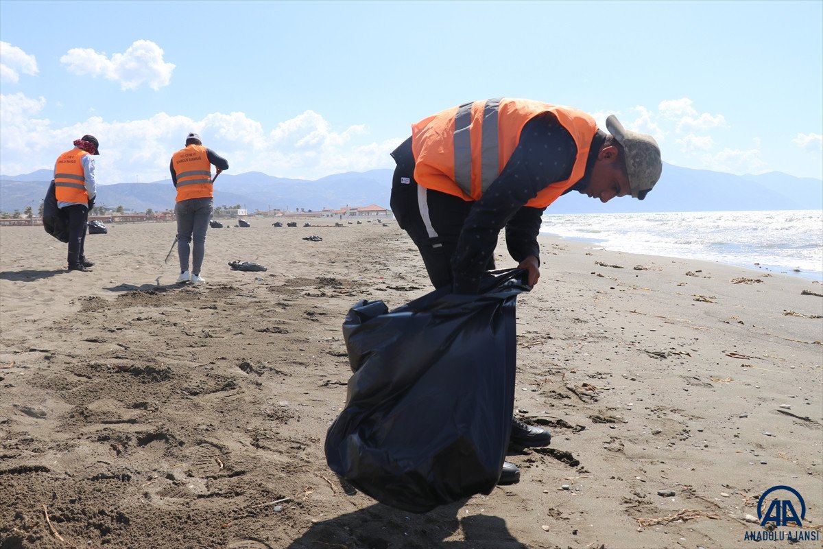 Hatay sahillerinde petrol sızıntısı temizliği sürüyor #5