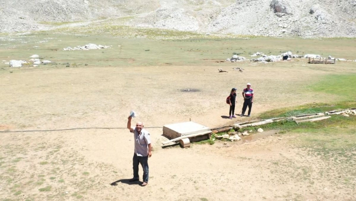 Antalya’da görüntülendiğini fark eden çoban, sopa ile drone kovaladı #3