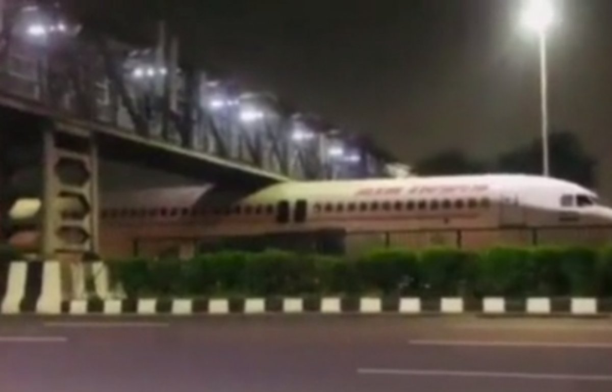 Hindistan da uçak köprünün altına sıkıştı #1