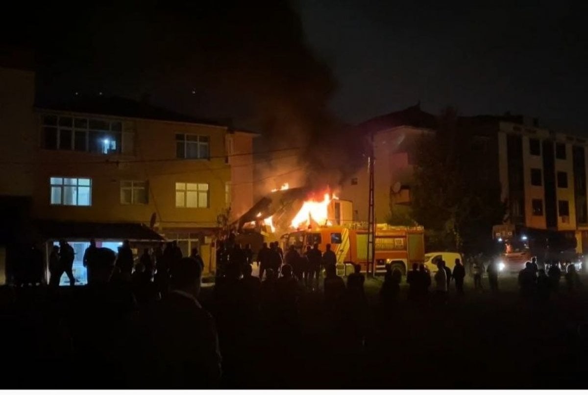 İstanbul da kimyasal maddelerin bulunduğu iş yerinde yangın çıktı #1