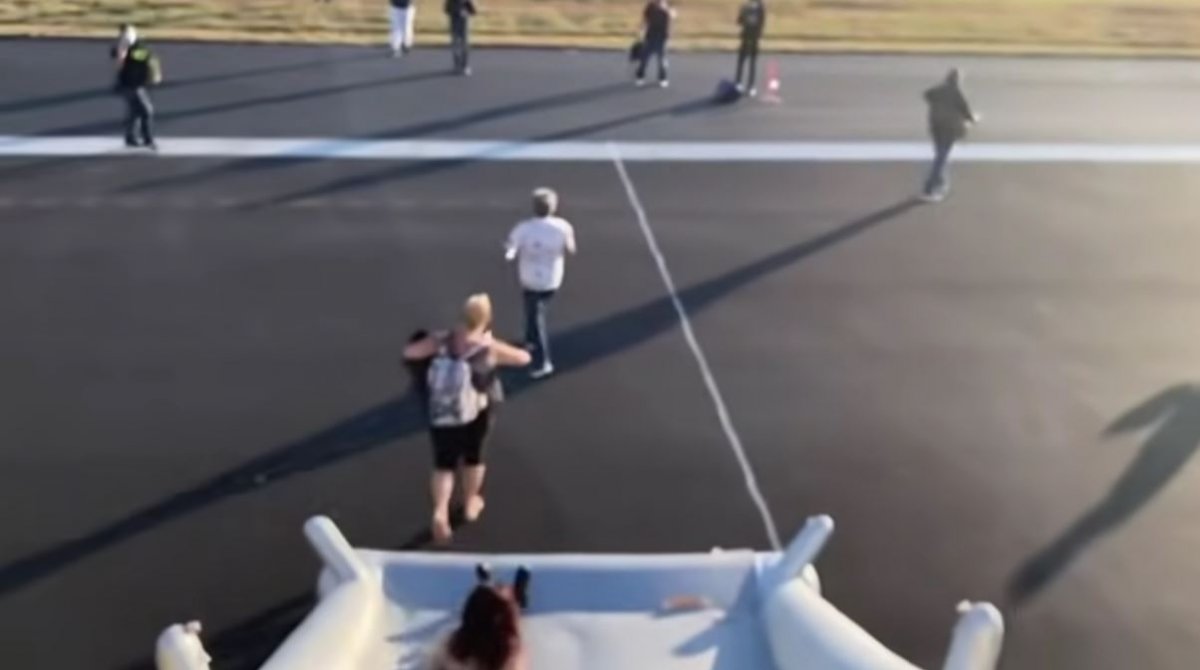 ABD de kalkış sırasında uçağın motoru alevlere teslim oldu #3