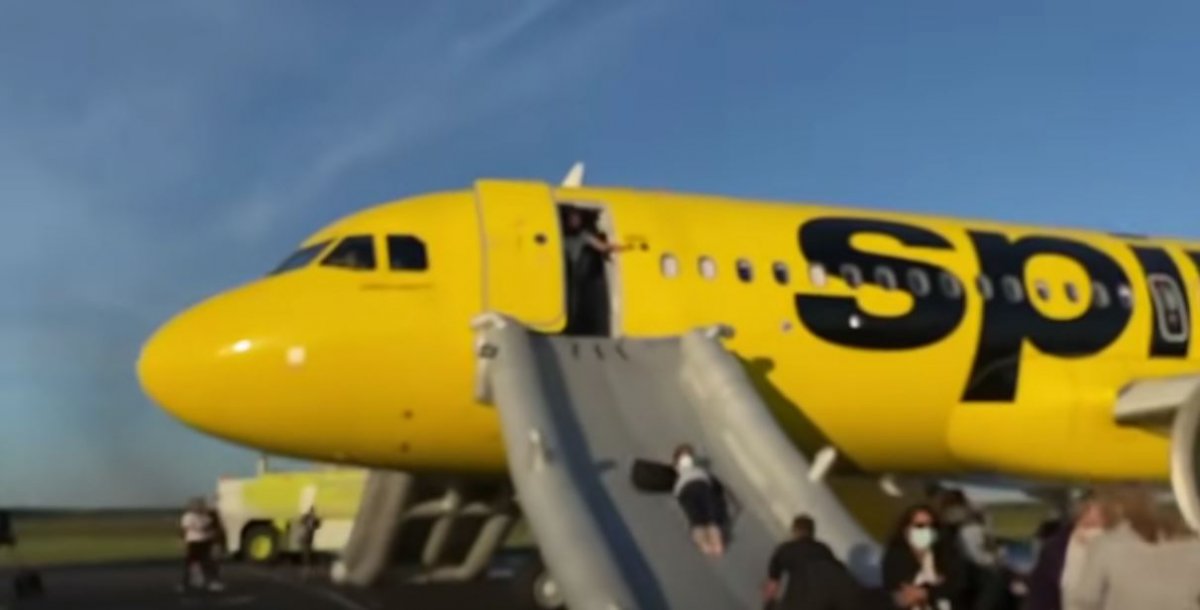 ABD de kalkış sırasında uçağın motoru alevlere teslim oldu #4