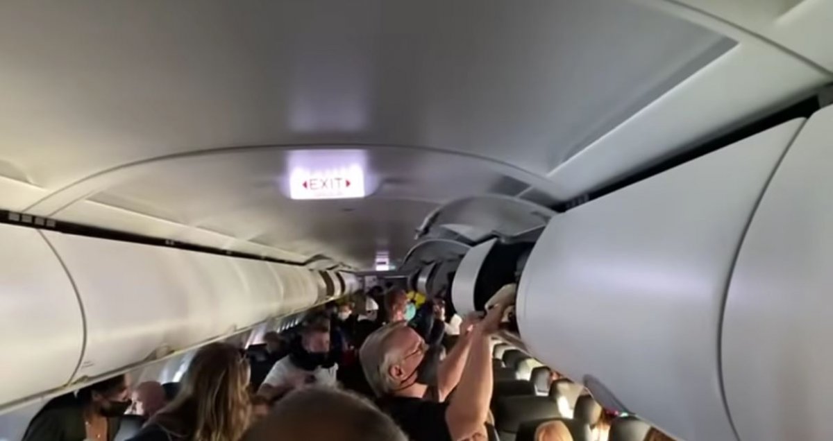 ABD de kalkış sırasında uçağın motoru alevlere teslim oldu #2