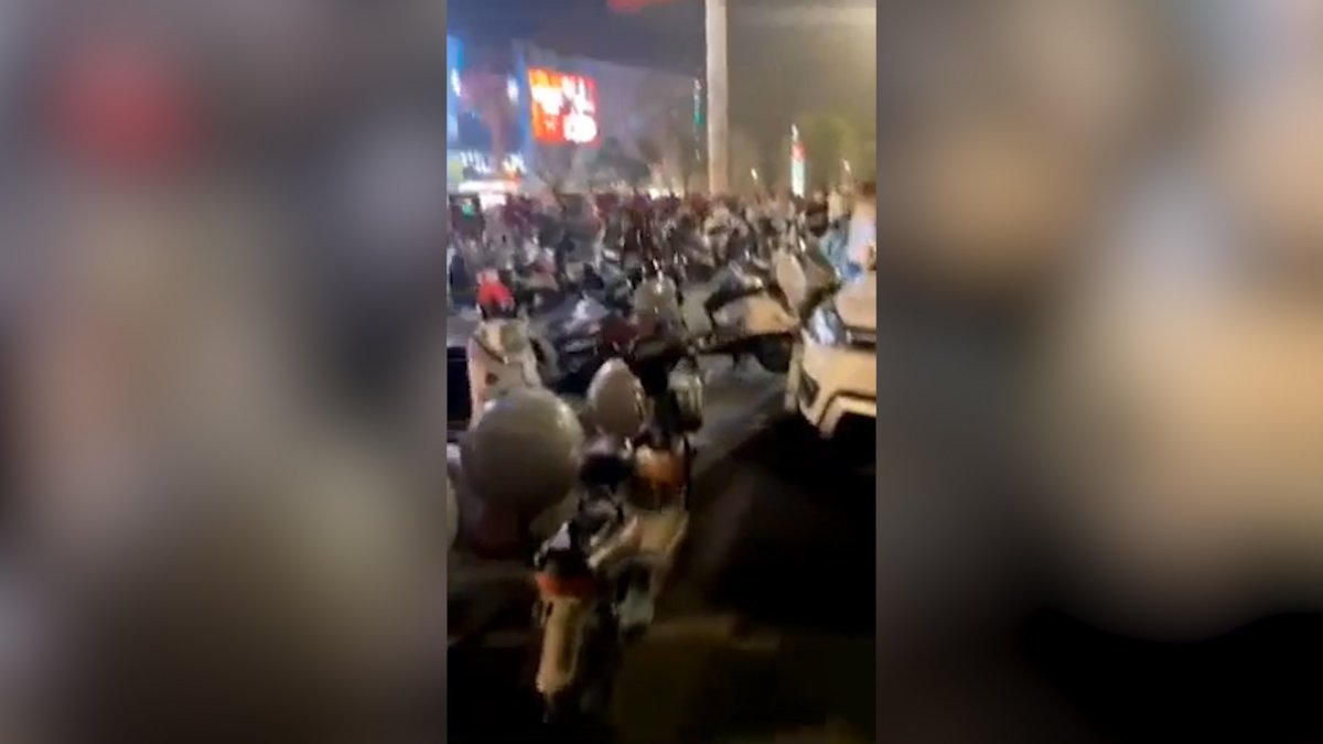 Çin de internet kesintisi nedeniyle onlarca İHA, insanların üzerine düştü #4