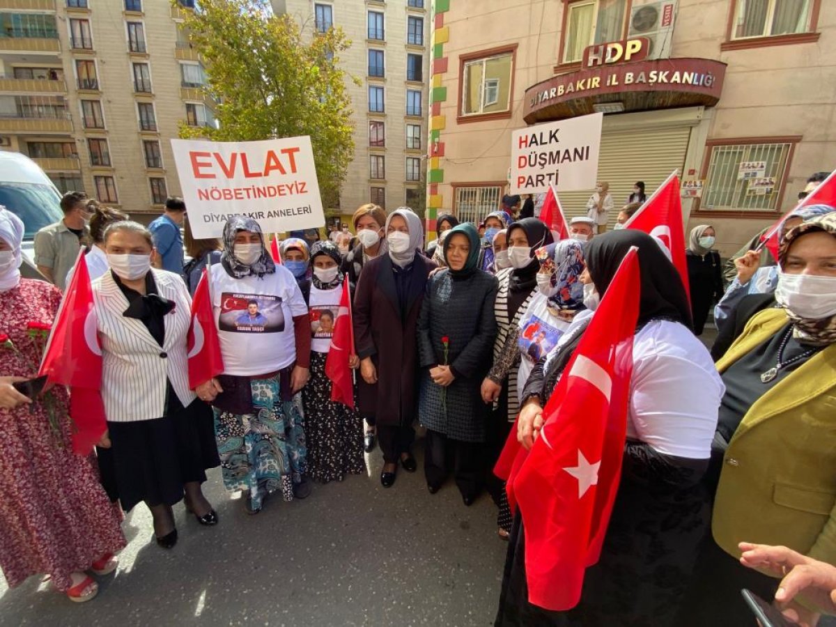Siyasetçilerin eşleri Diyarbakır annelerini ziyaret etti #1