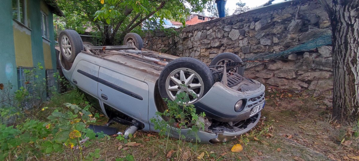 Karabük’te otomobil 3 metreden bahçeye düştü #1