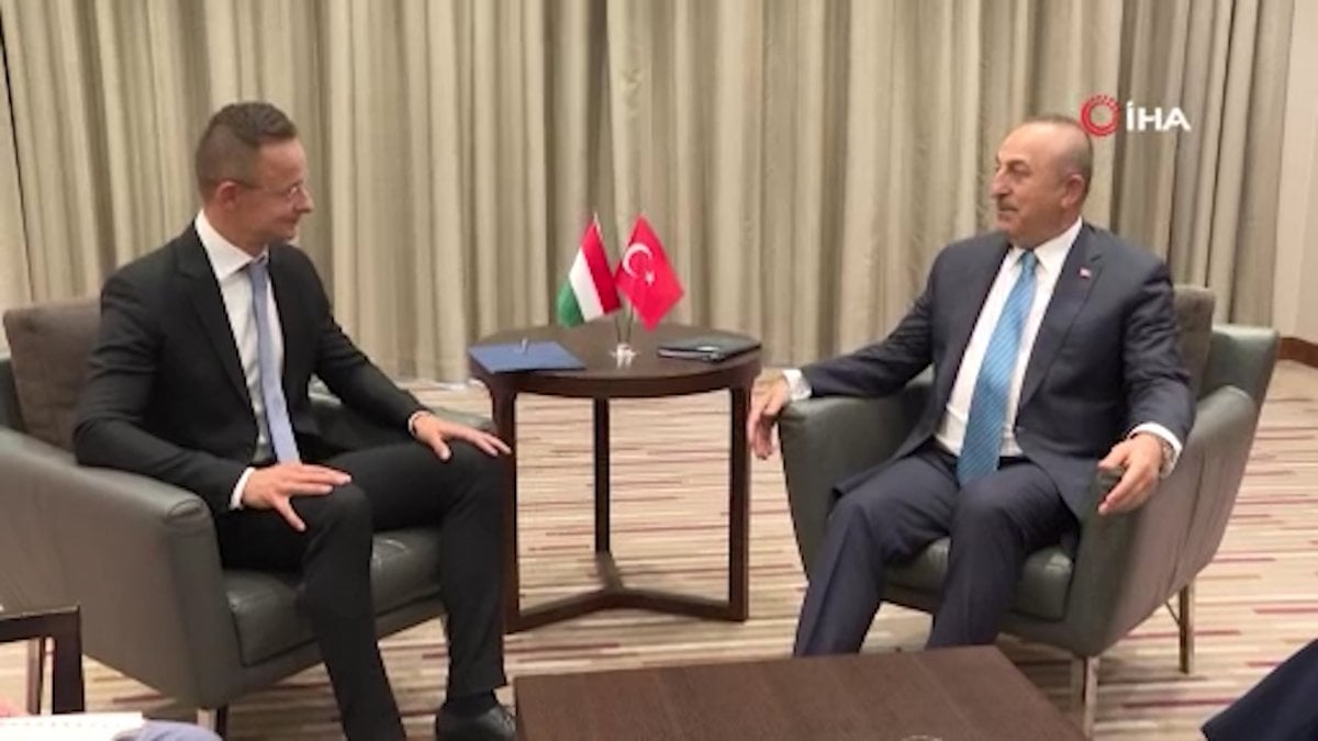 Mevlüt Çavuşoğlu, Macaristan Dışişleri Bakanı Szijjarto ile görüştü #1