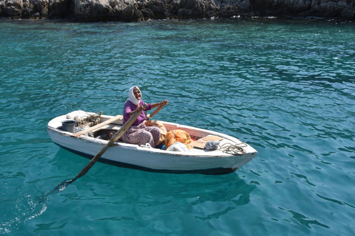 Antalya da her gün kürek çeken yaşlı kadın, denizde satış yapıyor #7