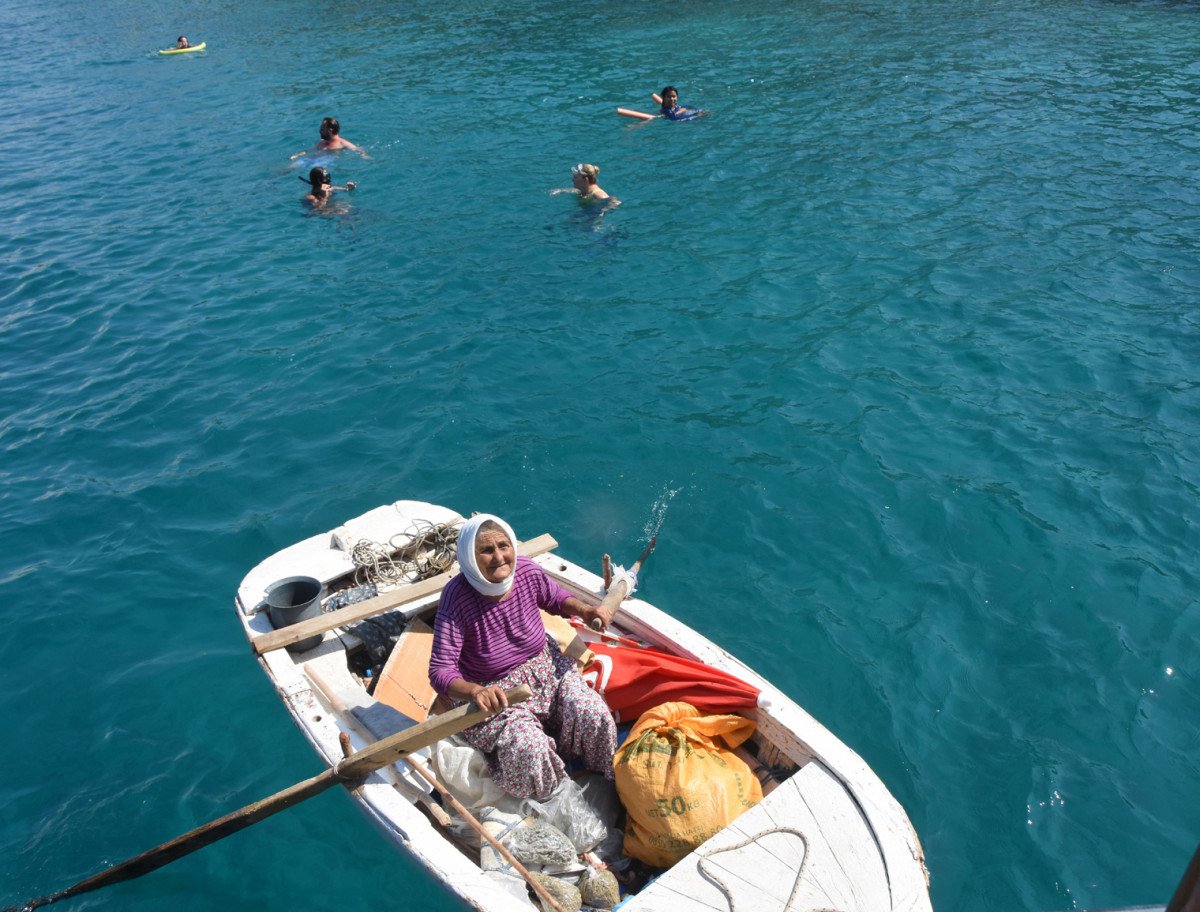Antalya da her gün kürek çeken yaşlı kadın, denizde satış yapıyor #3