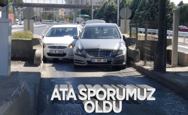 İzmit'teki gişeye aynı anda girmeyi deneyen araçlar sıkıştı