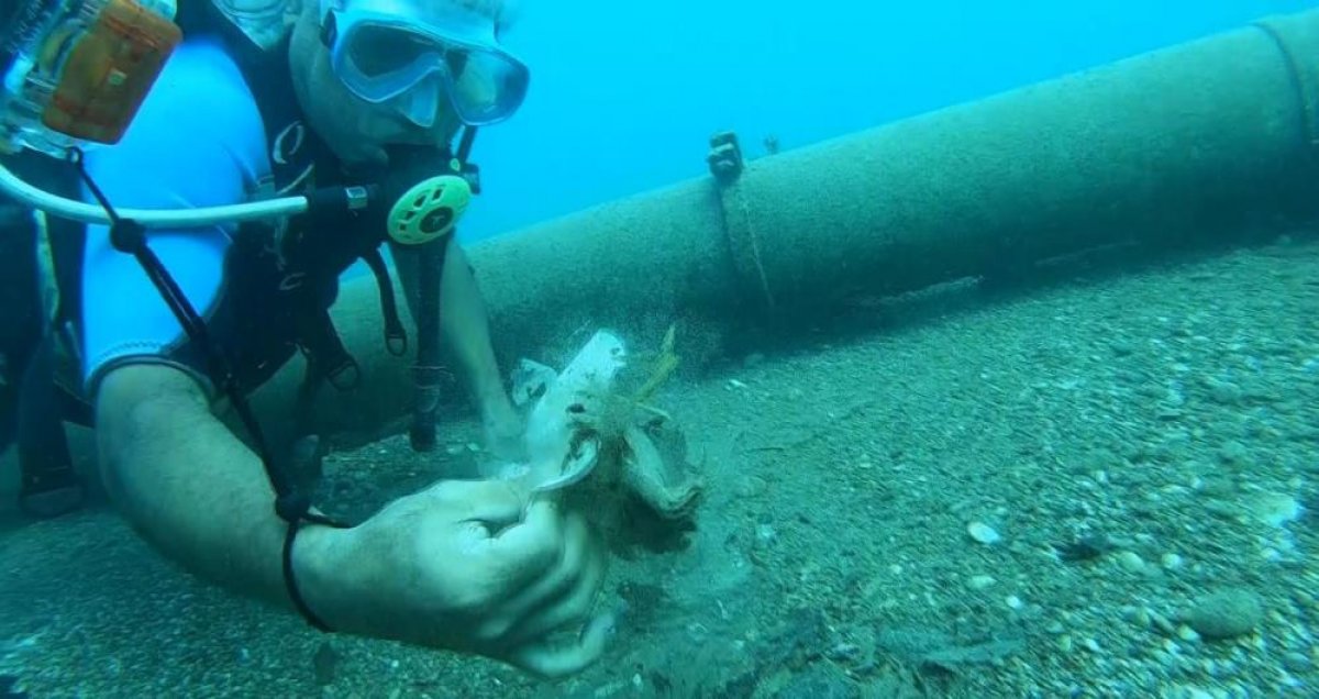 Antalya da dalış yapan eğitmen, denizden 2 poşet çöp çıkarttı #4