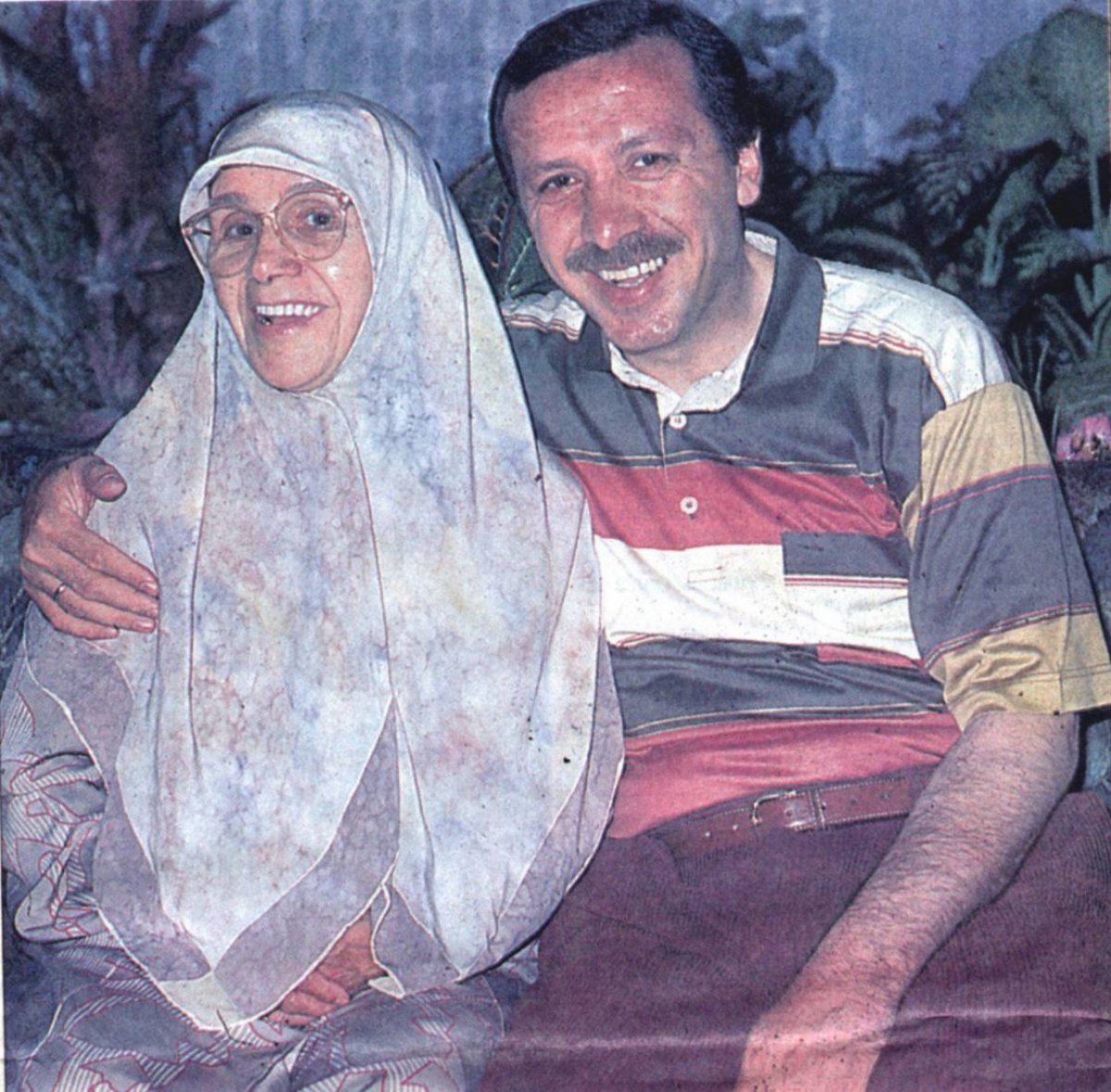Cumhurbaşkanı Erdoğan, annesiyle fotoğrafını paylaştı #1
