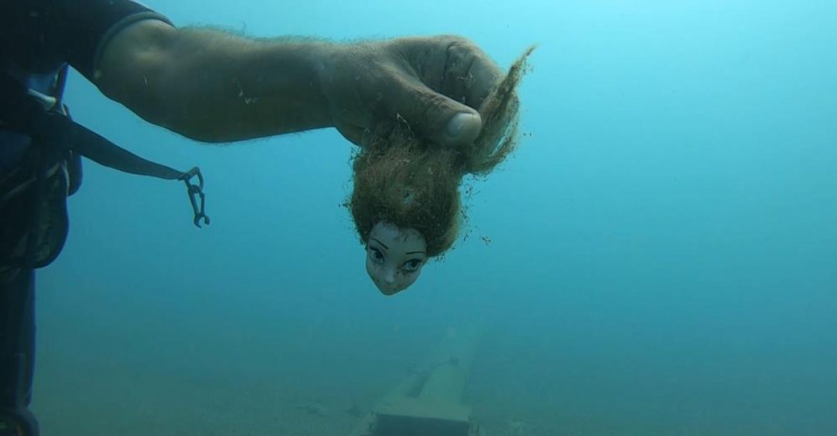 Antalya da dalış yapan eğitmen, denizden 2 poşet çöp çıkarttı #5