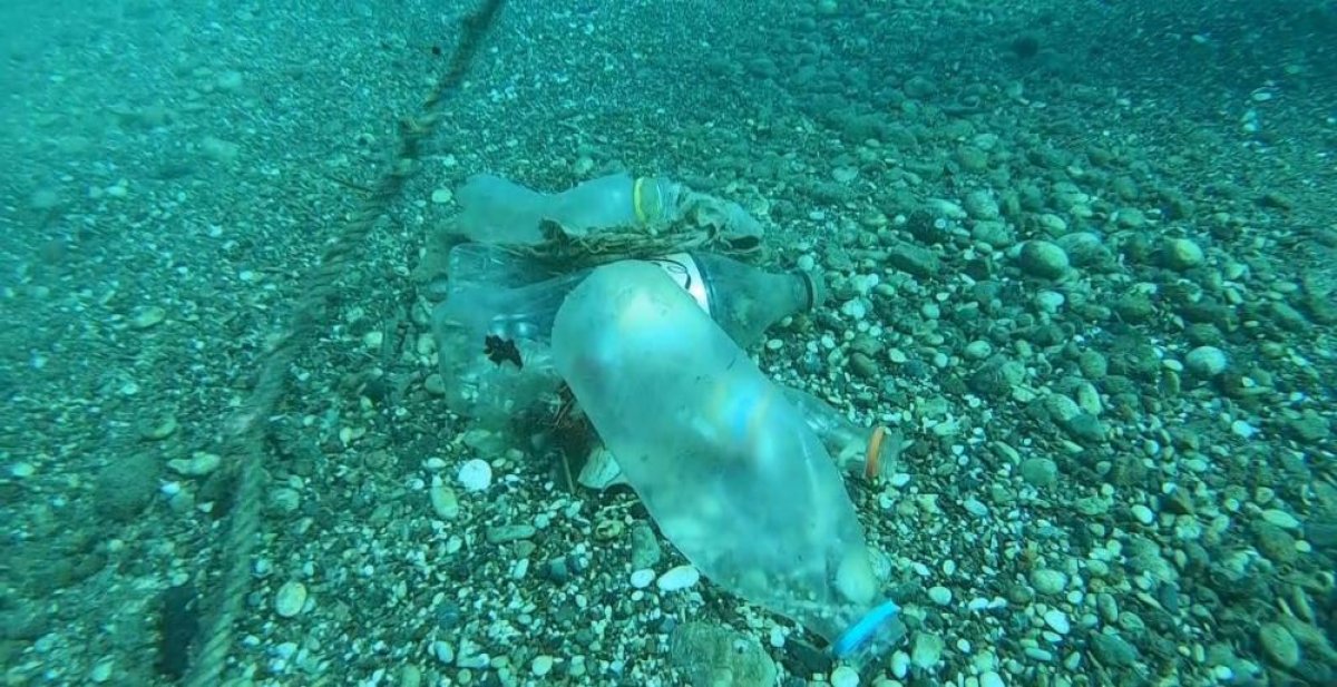 Antalya da dalış yapan eğitmen, denizden 2 poşet çöp çıkarttı #3