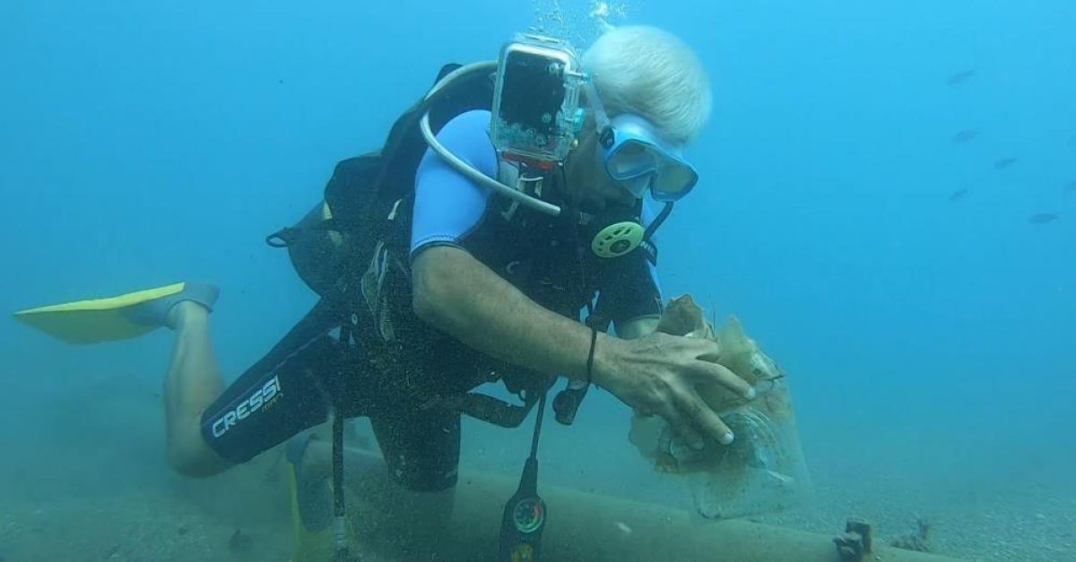 Antalya da dalış yapan eğitmen, denizden 2 poşet çöp çıkarttı #1
