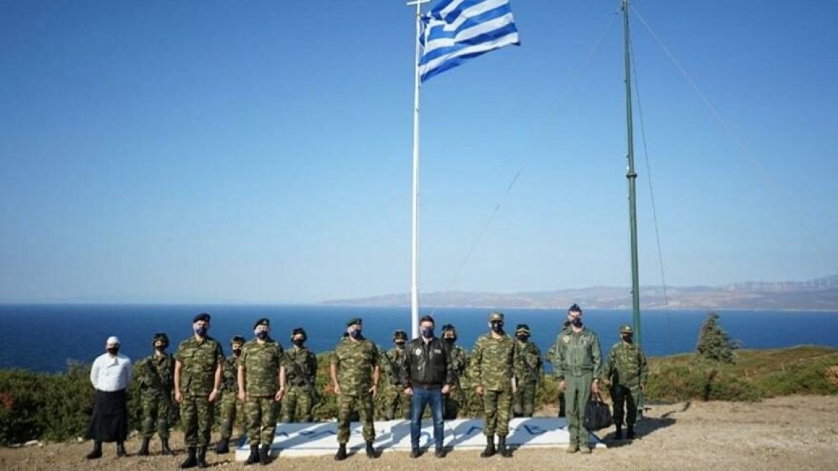 Yunan askerlerinin Koyun Adası ndaki tatbikatı sonrası İzmir li pozu #1