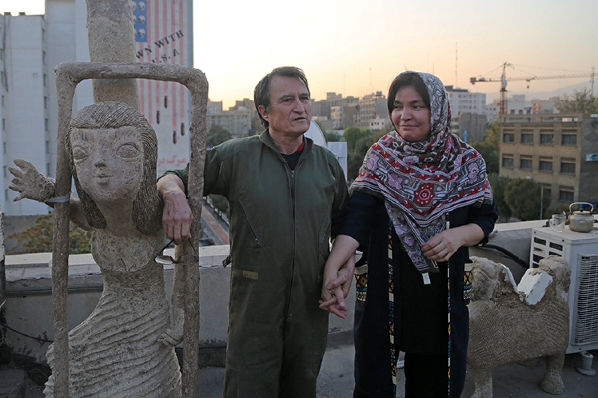 İran da kapıcı Afgan göçmen, topladığı çöpleri sanat eserine dönüştürüyor #2