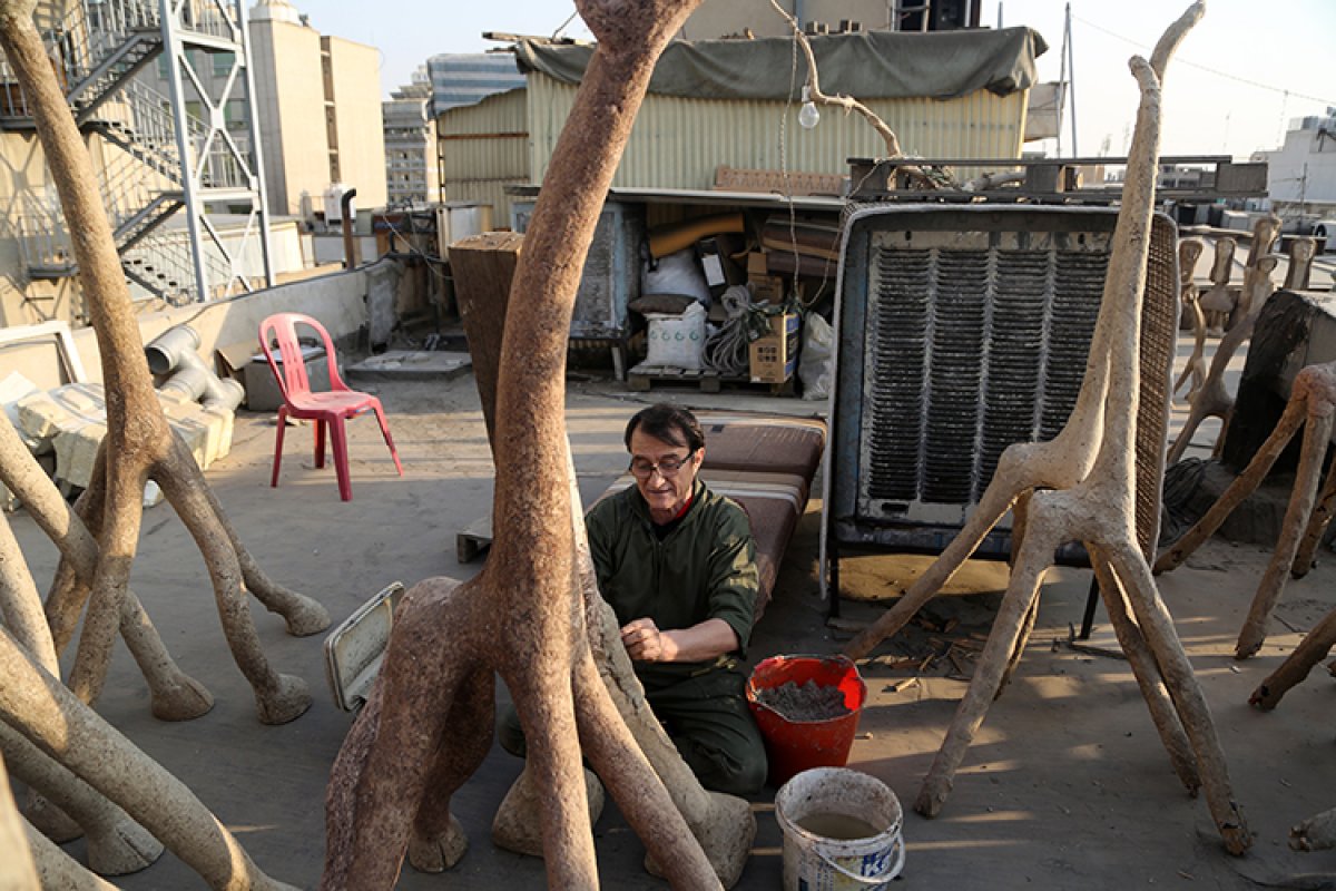 İran da kapıcı Afgan göçmen, topladığı çöpleri sanat eserine dönüştürüyor #6
