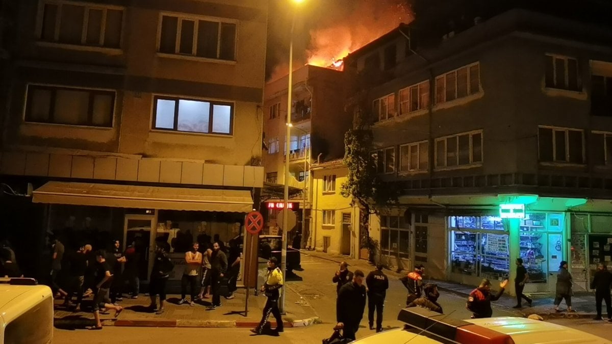 Bursa daki bir binanın çatı katındaki yangın korku dolu anlar yaşattı #3