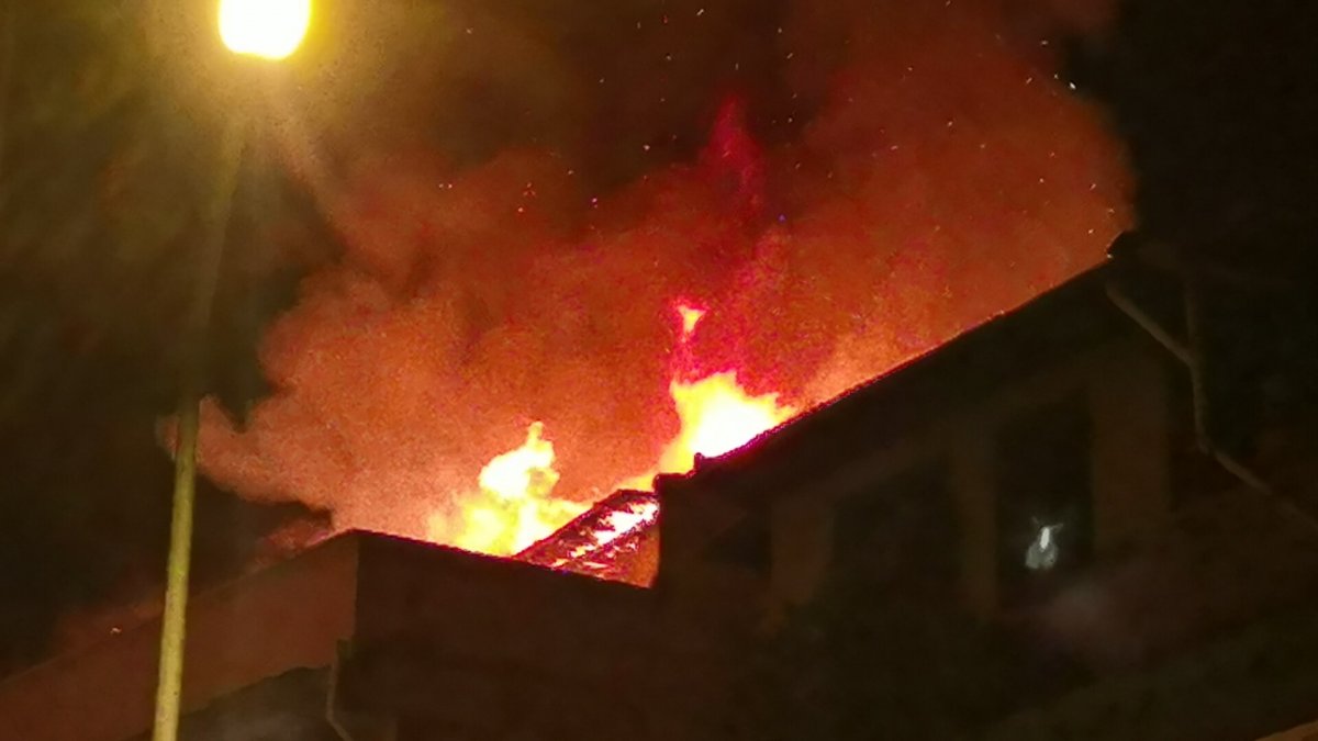 Bursa daki bir binanın çatı katındaki yangın korku dolu anlar yaşattı #1