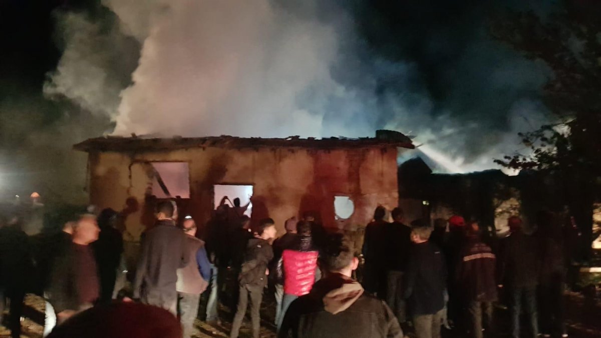 Erzincan da ev, ahır ve samanlık alevlere teslim oldu #2