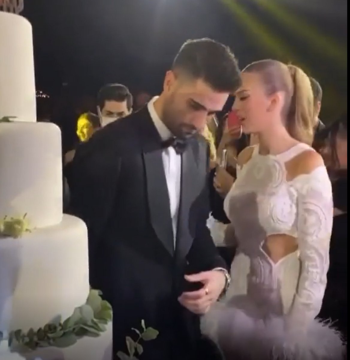 Yasemin Şefkatli nin transparan gelinliği olay oldu #2