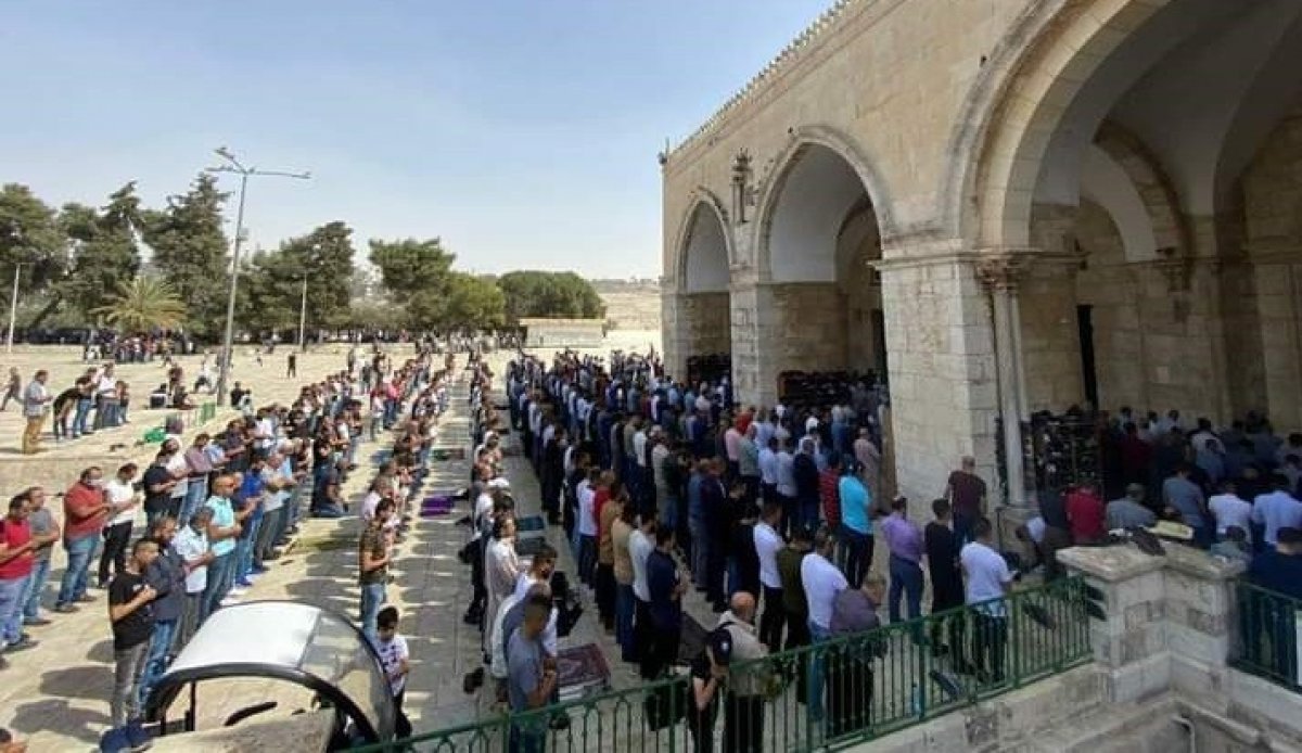 İşgal altındaki Kudüs te binlerce kişi cuma namazı kıldı #2