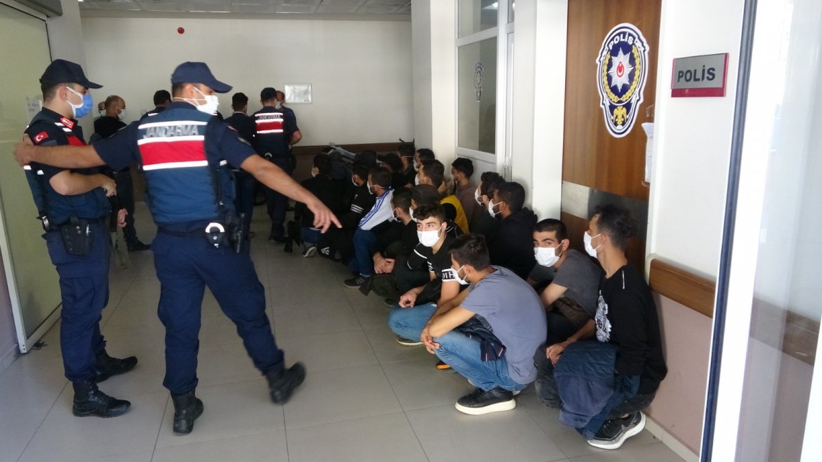 Antalya’da, 28 kaçak göçmen yakalandı #4