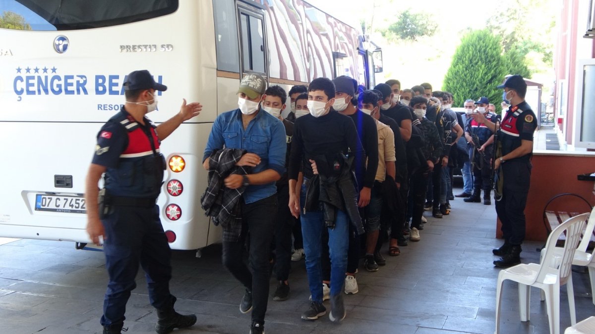 Antalya’da, 28 kaçak göçmen yakalandı #2