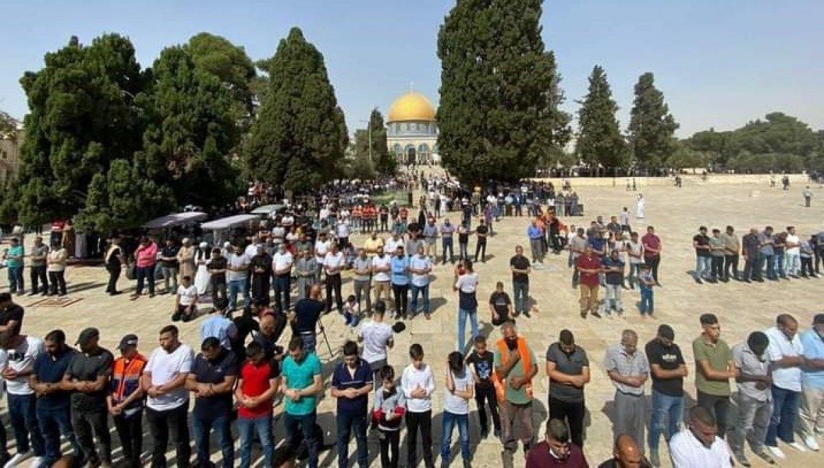 İşgal altındaki Kudüs te binlerce kişi cuma namazı kıldı #1