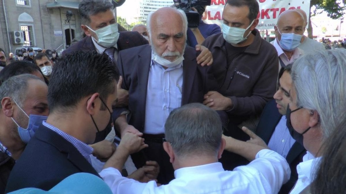 Ahmet Davutoğlu’na tepki gösteren vatandaş: Koruması parmağımı büktü  #1