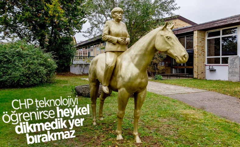 Angela Merkel’in at üstündeki heykeli