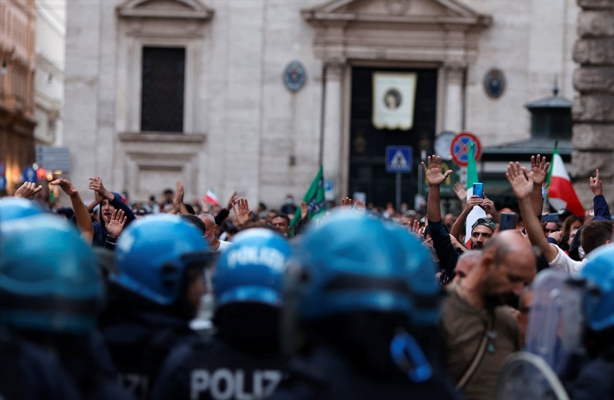 İtalya da aşı karşıtlarının protestosunda arbede #20