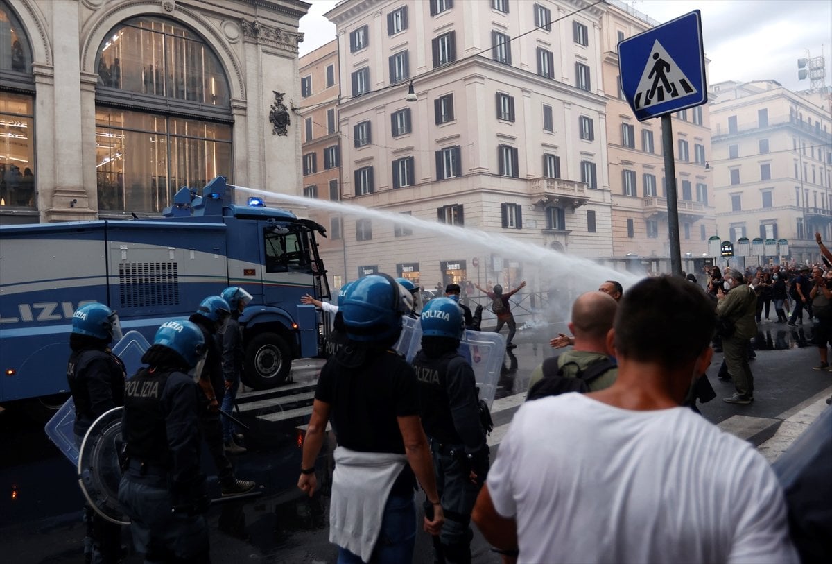 İtalya da aşı karşıtlarının protestosunda arbede #16