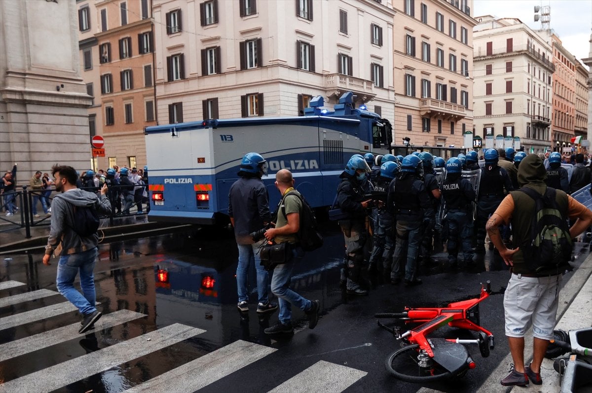İtalya da aşı karşıtlarının protestosunda arbede #17