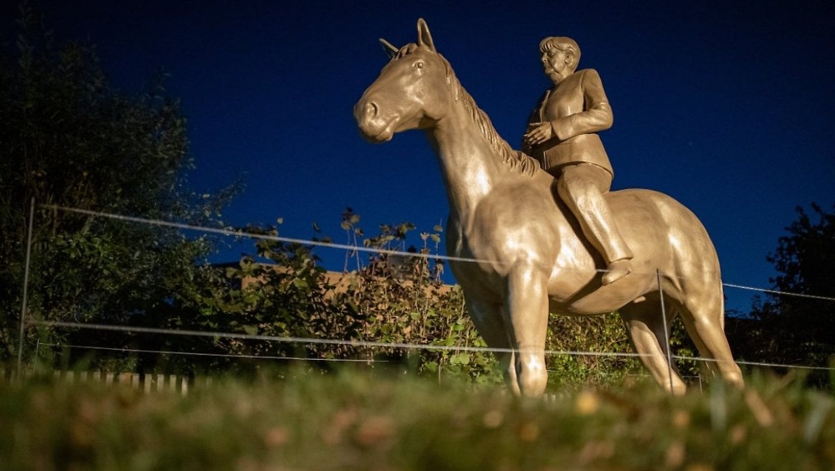 Angela Merkel’in at üstündeki heykeli  #2