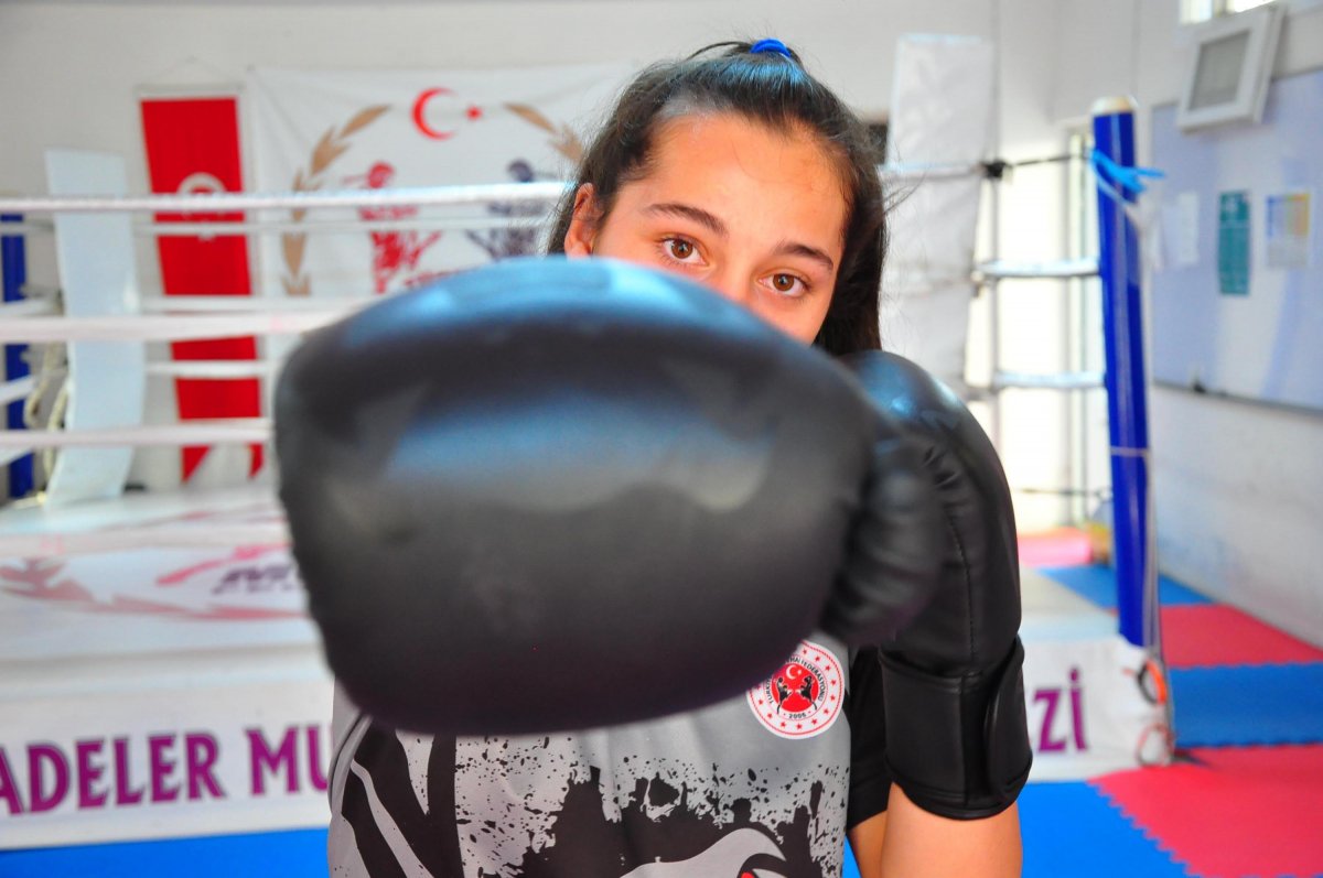 Manisalı Türkiye şampiyonu Cemile Aykoç tarlada ailesine de yardım ediyor #4