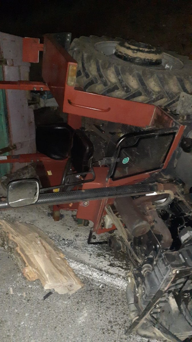 Hatay da traktörün devrilmesi sonucu 3 kişi yaralandı #2