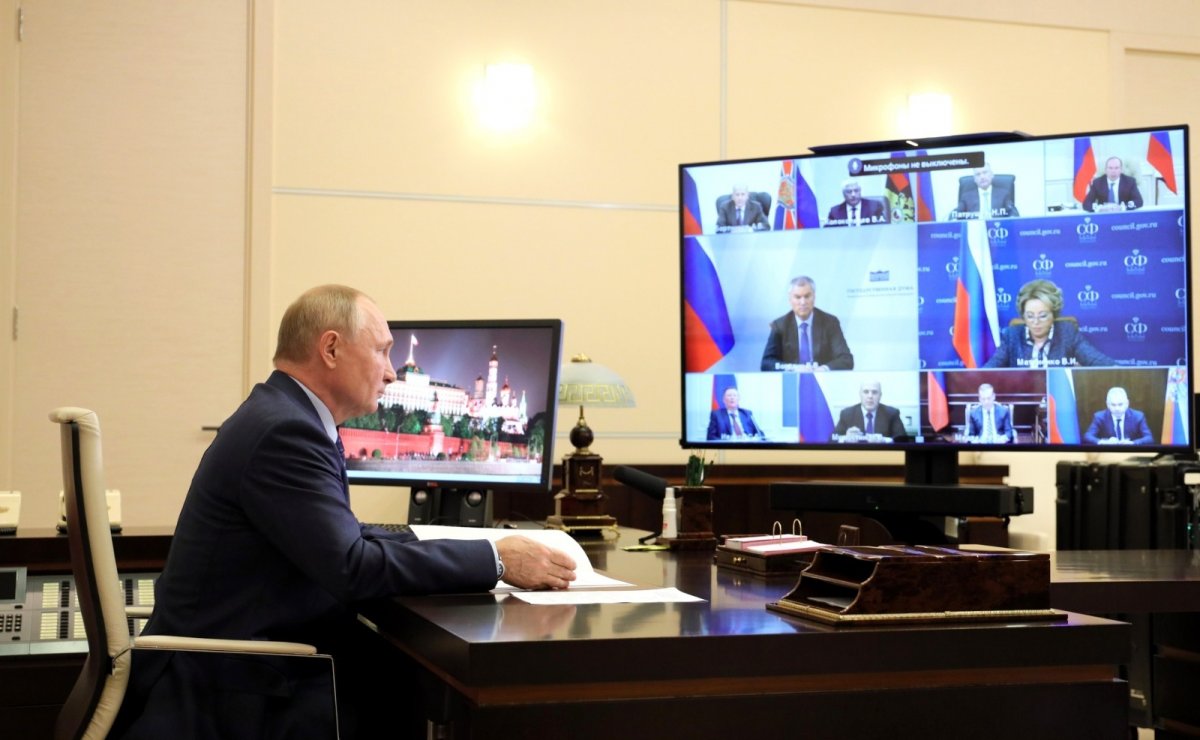 Toplantıda öksüren Vladimir Putin: Her şey yolunda #1