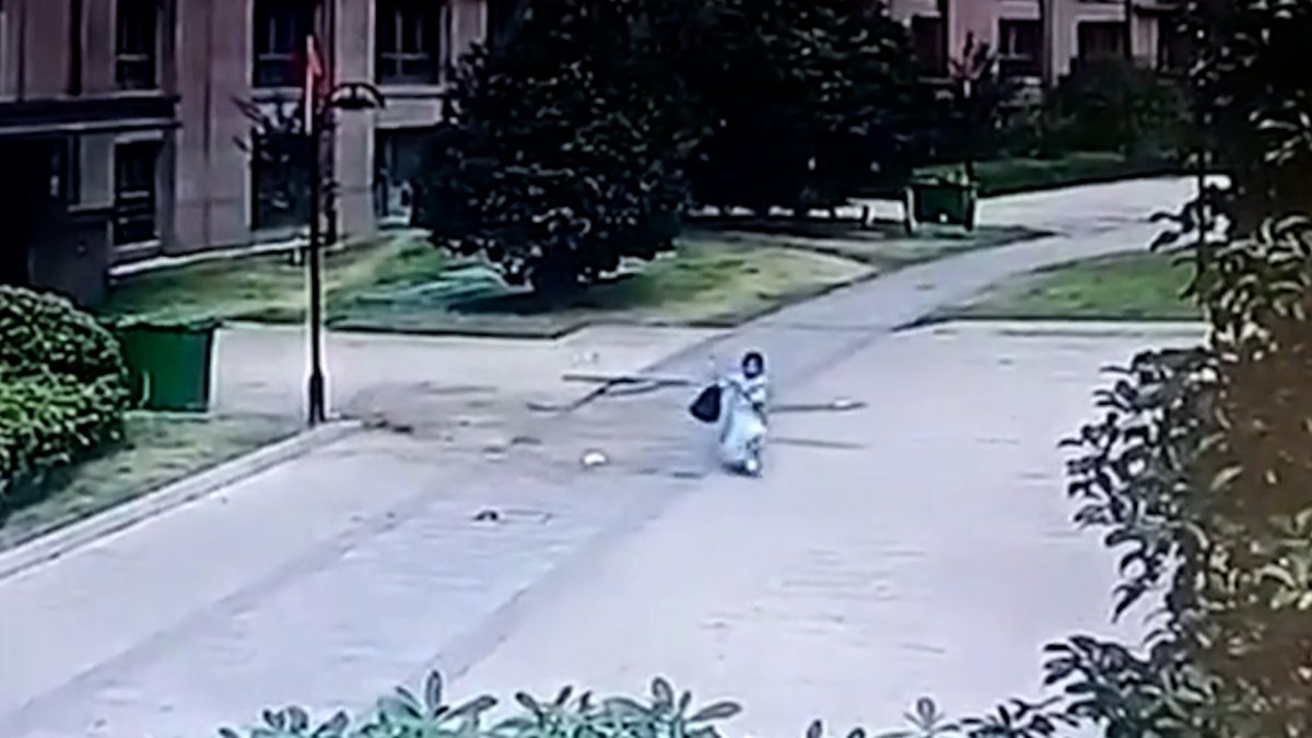 Çin de kız çocuğu düşen saksıdan şans eseri kurtuldu #3