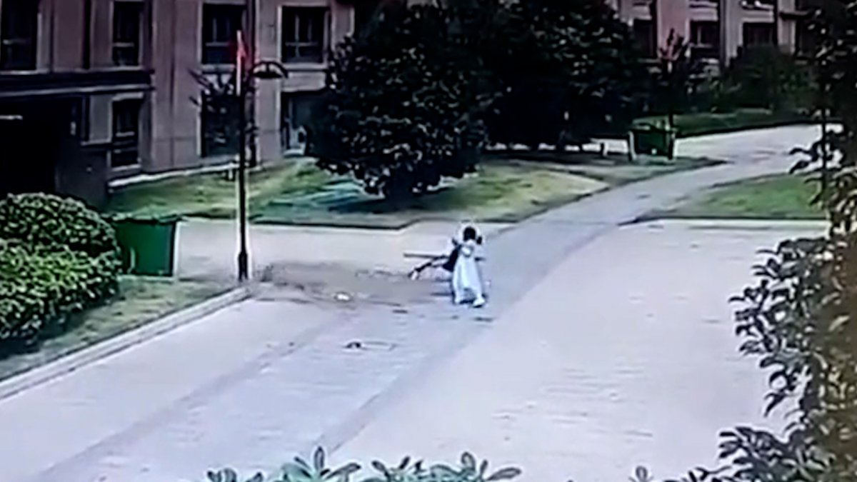 Çin de kız çocuğu düşen saksıdan şans eseri kurtuldu #2