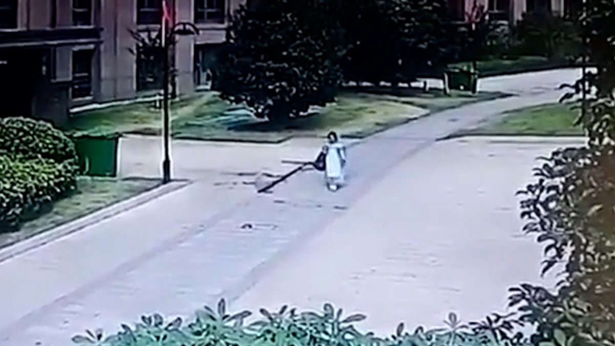 Çin de kız çocuğu düşen saksıdan şans eseri kurtuldu #1