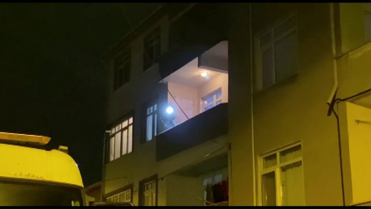 İstanbul da ailesi ile kavga eden şahıs sokaktaki bekçilere ateş etti #2
